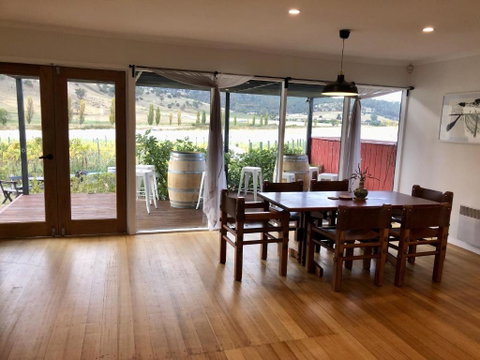 The Harvest, Ese Vineyard Cottage - Kawana Tourism 3