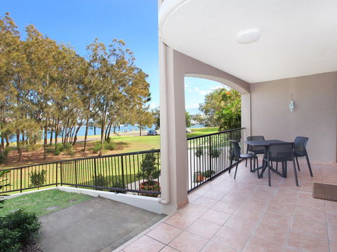 Beachport 14 - 2 BDRM Apt With Canal Views On Parkyn Pde - Kawana Tourism 0
