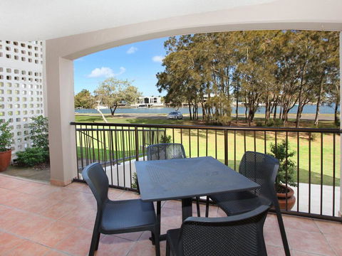 Beachport 14 - 2 BDRM Apt With Canal Views On Parkyn Pde - Kawana Tourism 1