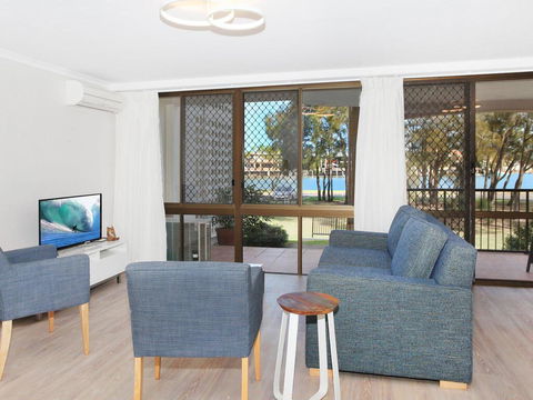 Beachport 14 - 2 BDRM Apt With Canal Views On Parkyn Pde - Kawana Tourism 2