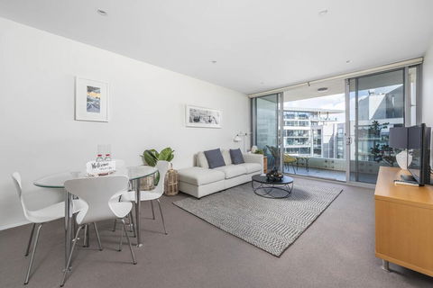 Beautiful Modern Lake View Apartment - Kawana Tourism 3
