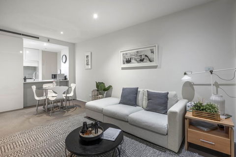 Beautiful Modern Lake View Apartment - Kawana Tourism 2