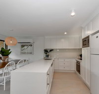BEAUTIFULLY RENOVATED OCEANSIDE APARTMENT - Kawana Tourism