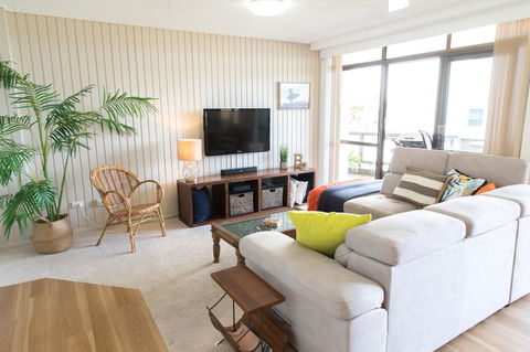 Beauty At The Beach - Modern Beachfront Apartment - Kawana Tourism 3