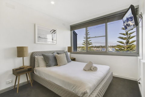 Bellevue On The Lakes - Kawana Tourism 3
