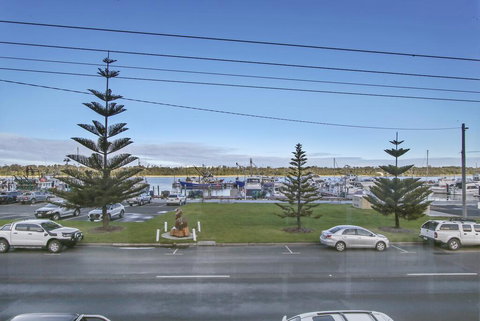 Bellevue On The Lakes - Kawana Tourism 1