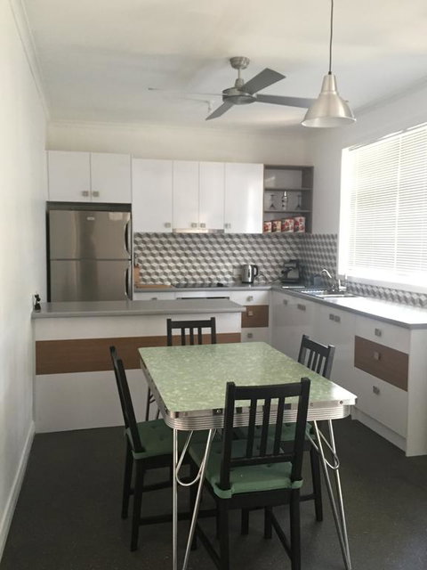 Black Cat Retreat Holiday Home - Kawana Tourism 3