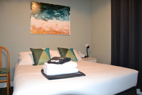 Black Diamond Lodge - Kawana Tourism 3