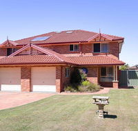 Blue Bay 83a Rocky Point Road - Foxtel  air conditioning downstairs - Kawana Tourism