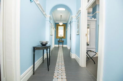 Blue Door Apartments Heritage Charm In CBD - Kawana Tourism 3