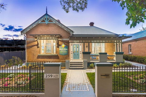 Blue Door Apartments Heritage Charm In CBD - Kawana Tourism 0