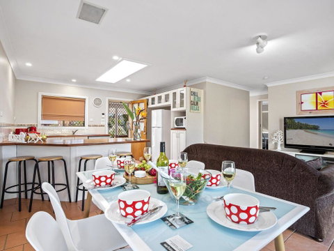 Blue Haze - Air Conditioned Comfort - Kawana Tourism 0