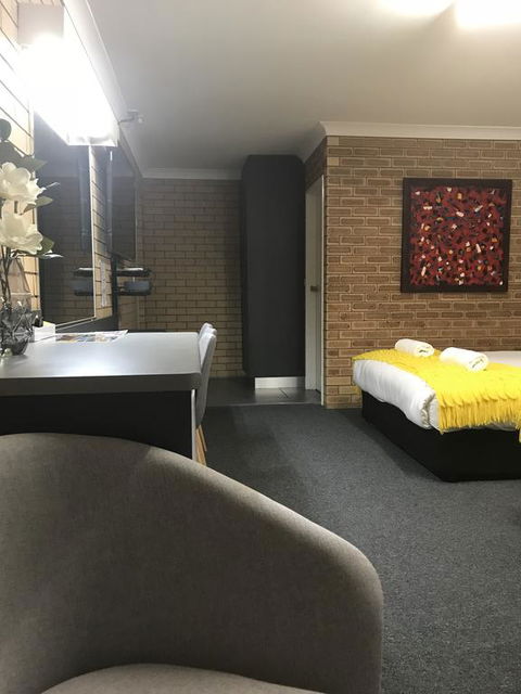 Blue Violet Motor Inn - Kawana Tourism 1