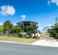Blue Water Retreat - Upstairs  Downstairs - Kawana Tourism