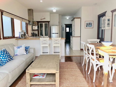 Bluey's - Kawana Tourism 0