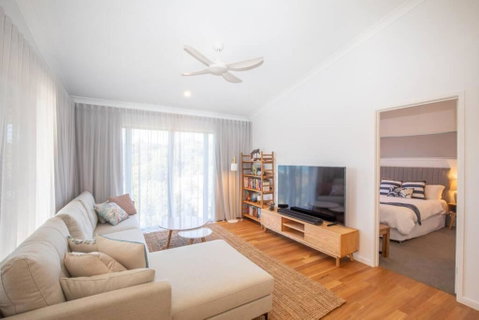 THE LOOKOUT BEACH HOUSE - Kawana Tourism 3