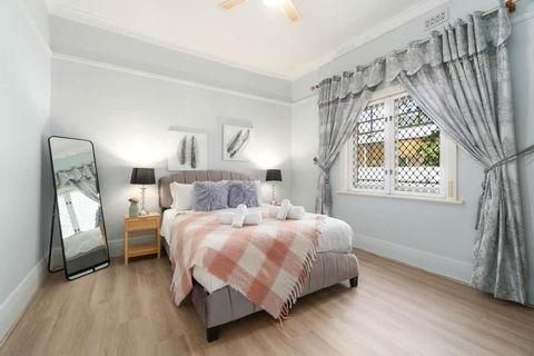 The Newly Renovated - Maylands Vacation Home - Kawana Tourism 1