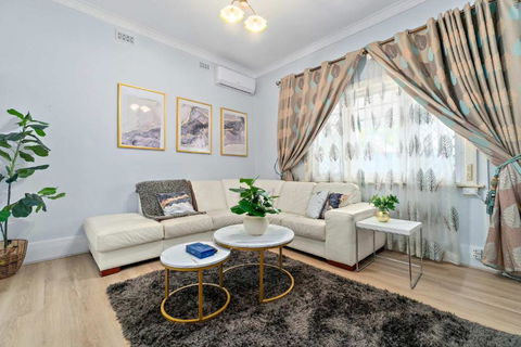 The Newly Renovated - Maylands Vacation Home - Kawana Tourism 2