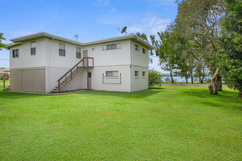 Welcome To Waterfront Views - Kawana Tourism 1