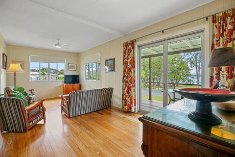 Welcome To Waterfront Views - Kawana Tourism 3