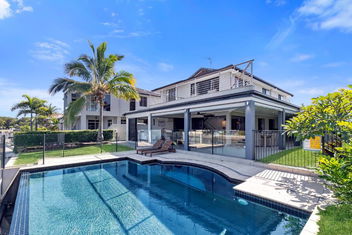 YALLA24-Luxury Resort Style Home with Kawana Tourism