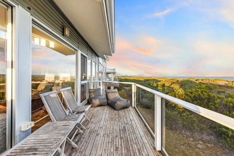 A Surfers Paradise At Chiton Rocks Pets Welcome - Kawana Tourism 0