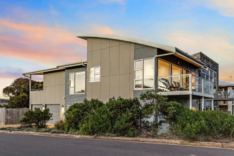 A Surfers Paradise At Chiton Rocks Pets Welcome - Kawana Tourism 1