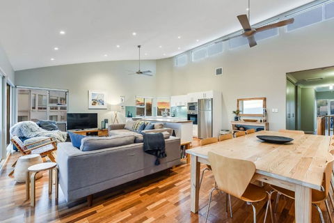 A Surfers Paradise At Chiton Rocks Pets Welcome - Kawana Tourism 3