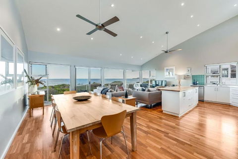 A Surfers Paradise At Chiton Rocks Pets Welcome - Kawana Tourism 4