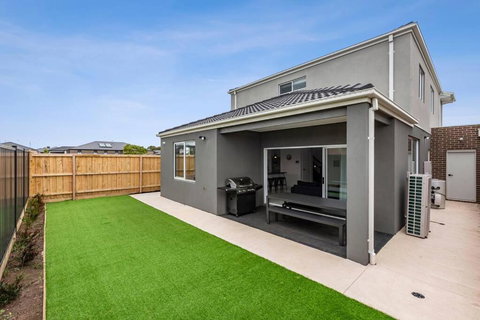 Amazing Family Home Opposite A Park & Sleeps 10 - Kawana Tourism 0