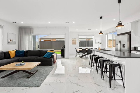 Amazing Family Home Opposite A Park & Sleeps 10 - Kawana Tourism 1
