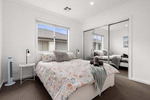 Amazing Family Home Opposite A Park & Sleeps 10 - Kawana Tourism 2