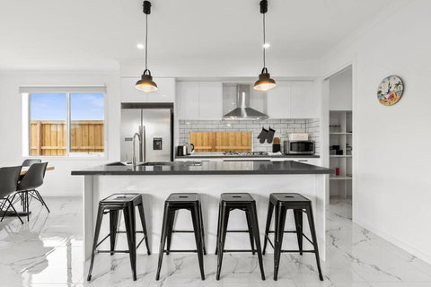 Amazing Family Home Opposite A Park & Sleeps 10 - Kawana Tourism 3