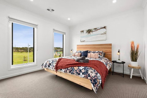 Amazing Family Home Opposite A Park & Sleeps 10 - Kawana Tourism 4
