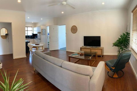 Yarrumla Beach Lodge - Kawana Tourism 1