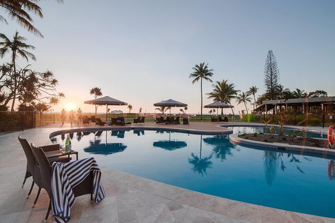 Tangalooma Island Resort Whale Watching Day Cruise With Dolphin Feeding - Kawana Tourism 4